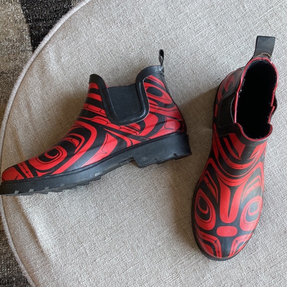 Chelsea Rubber Boots with First Nations Design Size 7 - Picture 1 of 8